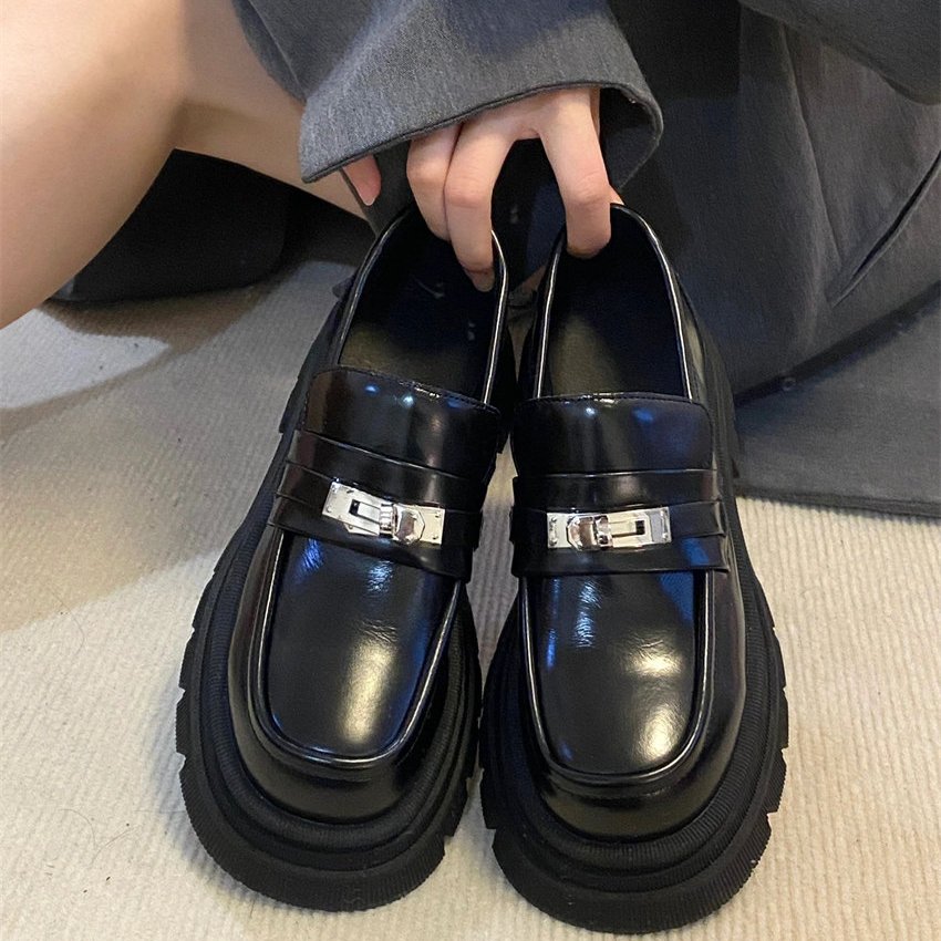 Schwarze Kunstleder-Loafer mit dicker Sohle und Schnalle