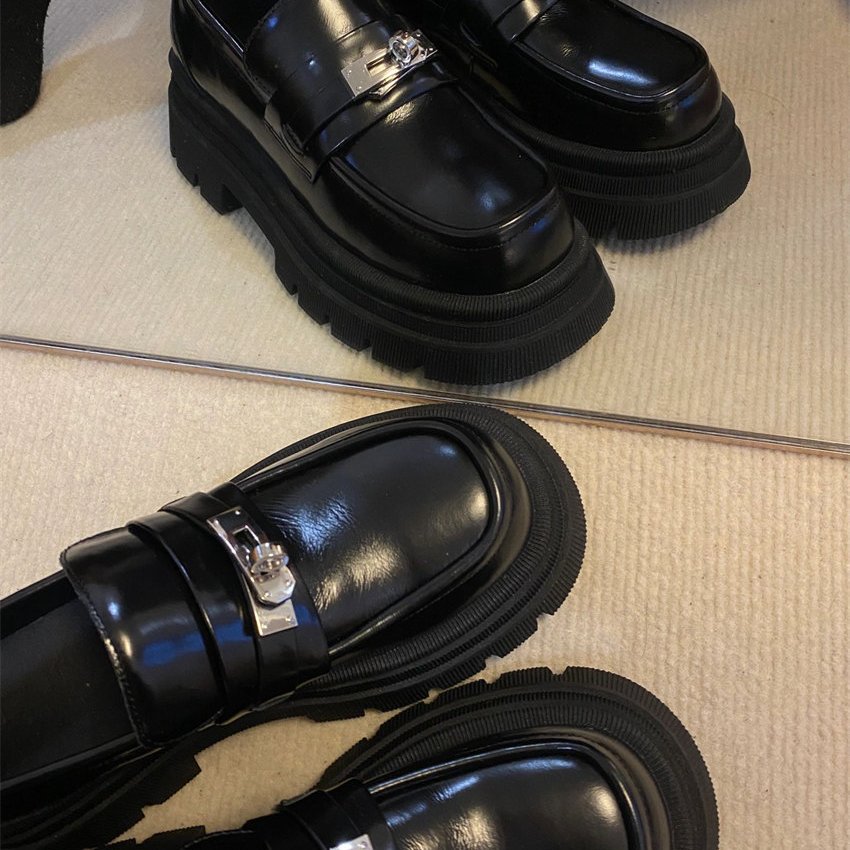 Schwarze Kunstleder-Loafer mit dicker Sohle und Schnalle