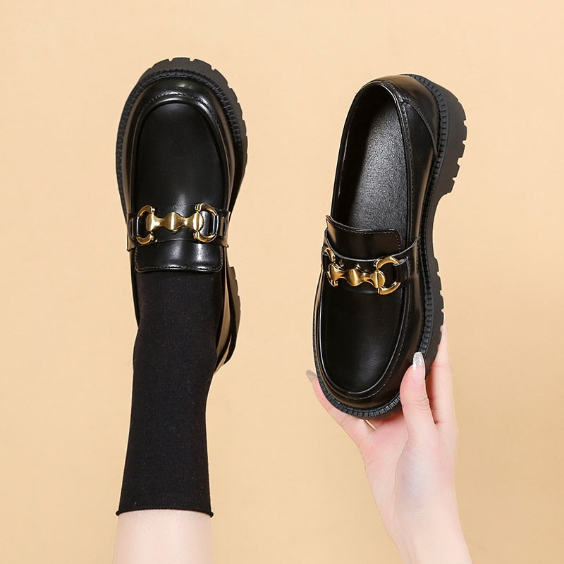 Schwarze Loafer mit dicker Sohle und goldener Kette für Damen