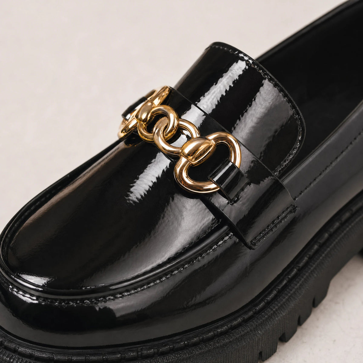 Schwarzer Plateau-Loafer mit goldener Kette für Damen in Schwarz lackiert, Ansicht 3 Bild