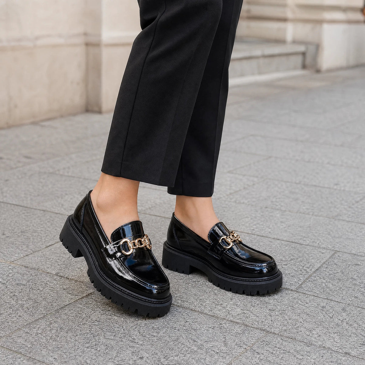 Schwarzer Plateau-Loafer mit goldener Kette für Damen in Schwarz matt, Ansicht 4