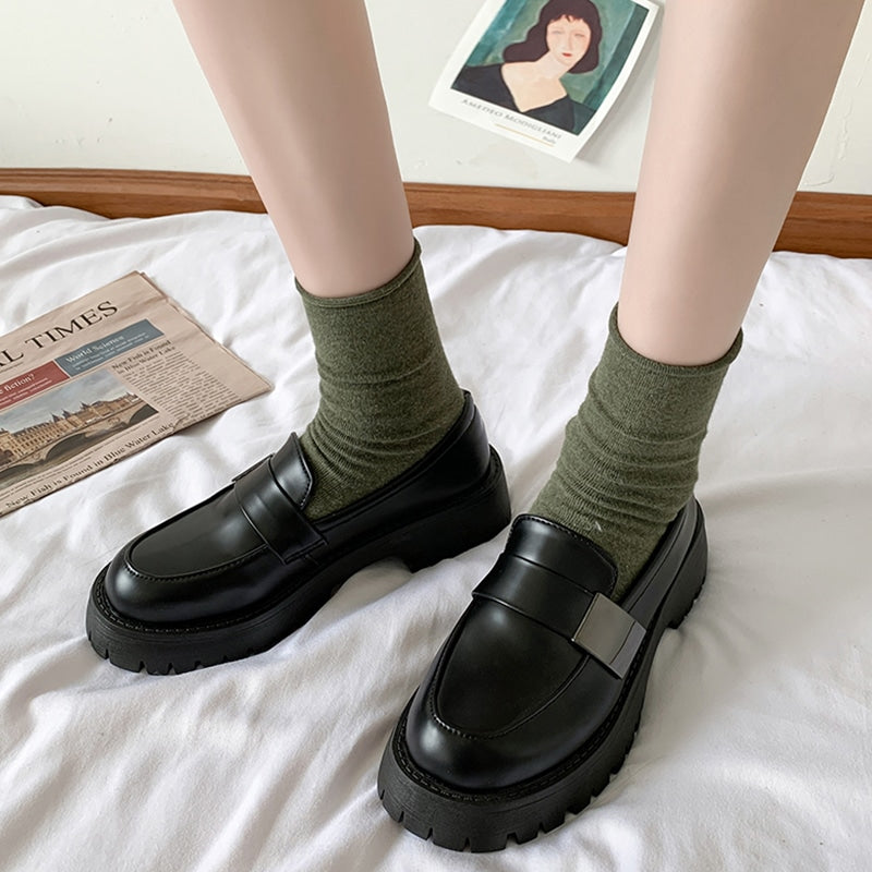 Schwarze Plateau-Loafer im britischen Stil für Damen