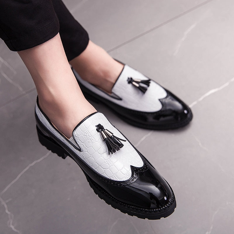 Lackierte Herren-Loafer mit Quasten in Schwarz und Weiß