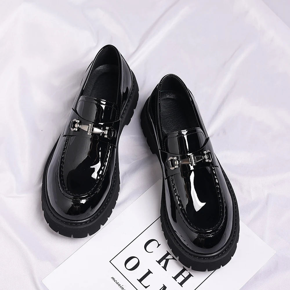 Schwarzer Herren Loafer Lack dicke Profilsohle, Seitenansicht