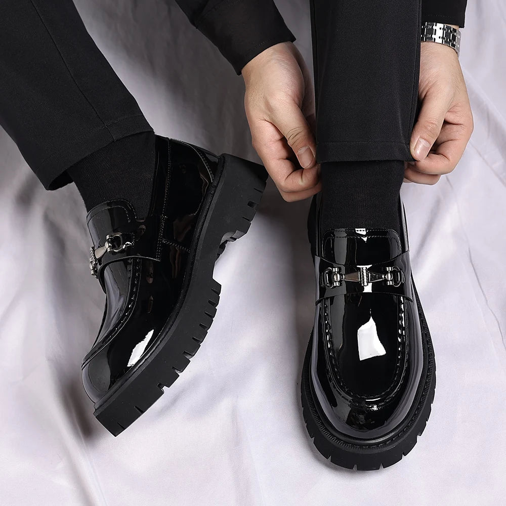 Schwarzer Herren Loafer Lack dicke Profilsohle, Detailansicht der Sohle