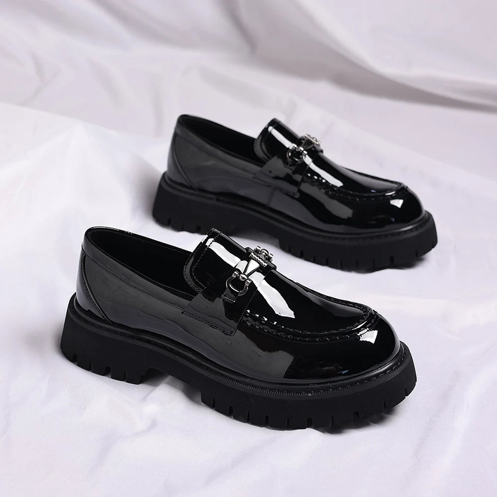 Schwarzer Herren Loafer Lack dicke Profilsohle, Nahaufnahme des Materials
