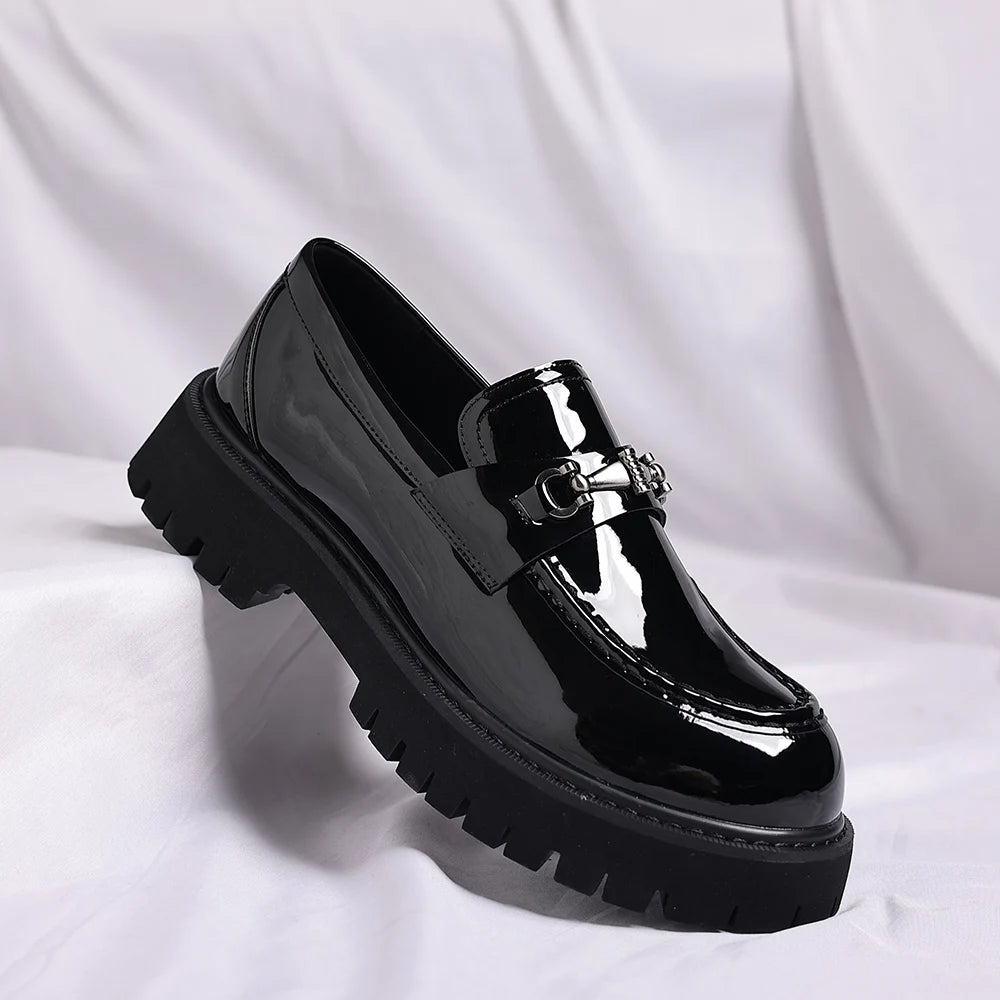 Schwarzer Herren Loafer Lack dicke Profilsohle, Paar von vorn