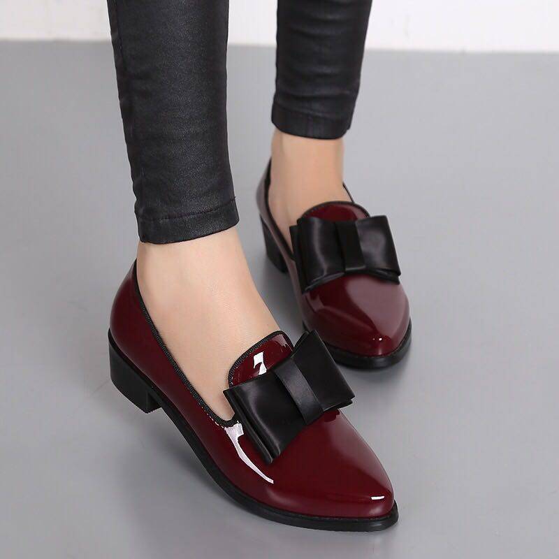 Spitze Lackoptik-Loafer mit dekorativer Schleife