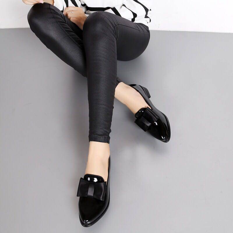 Spitze Lackoptik-Loafer mit dekorativer Schleife