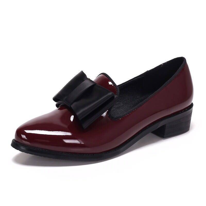 Spitze Lackoptik-Loafer mit dekorativer Schleife