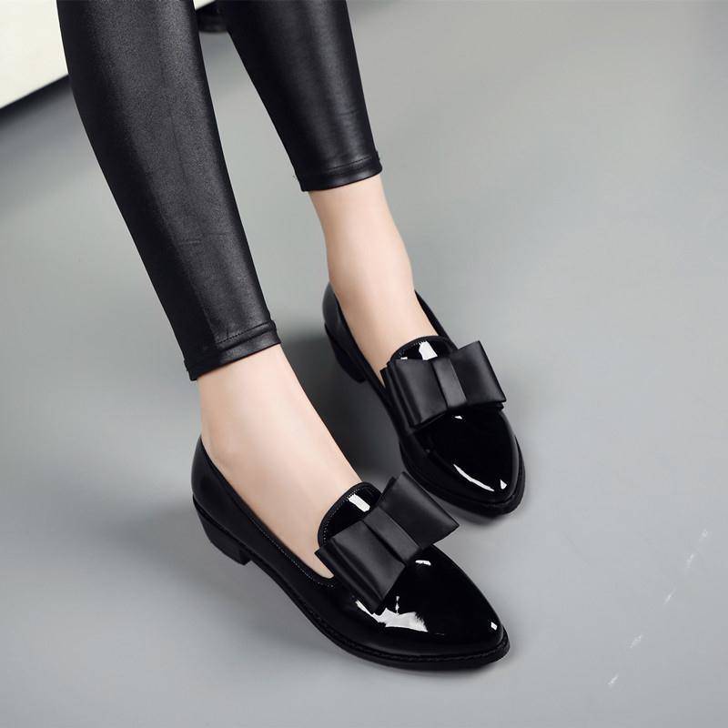 Spitze Lackoptik-Loafer mit dekorativer Schleife