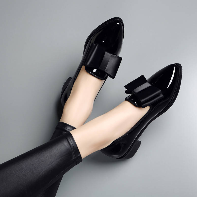 Spitze Lackoptik-Loafer mit dekorativer Schleife