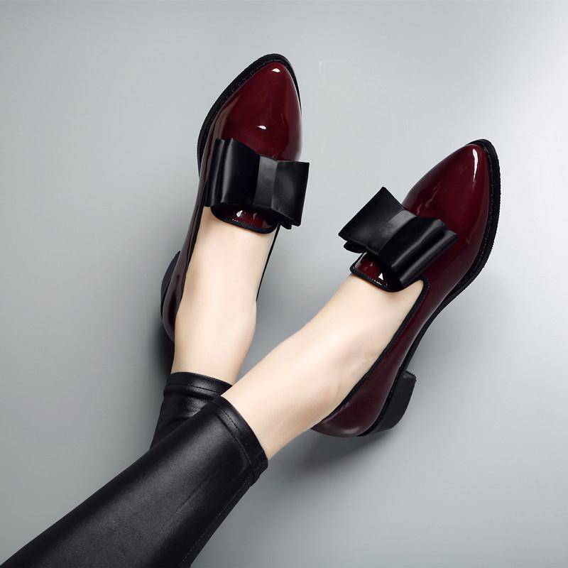 Spitze Lackoptik-Loafer mit dekorativer Schleife