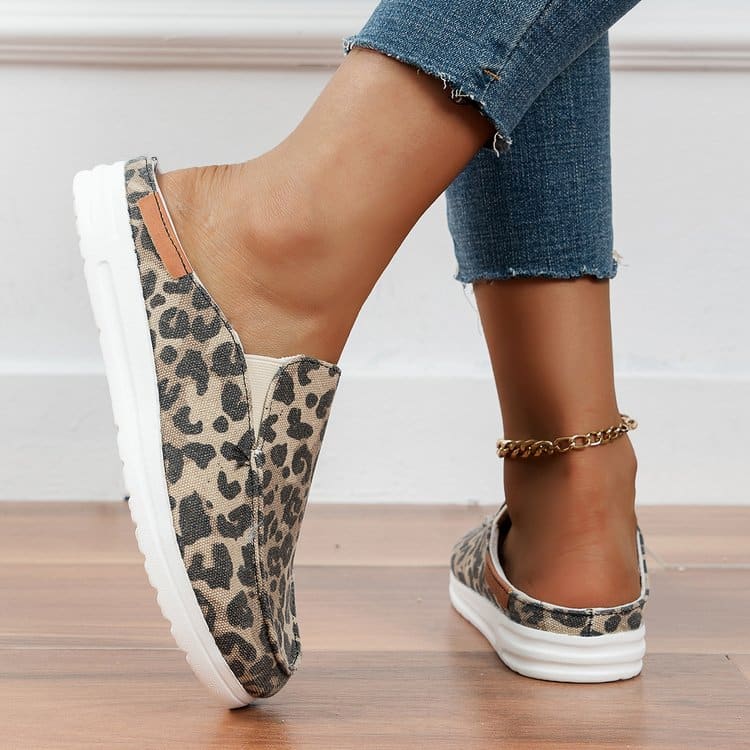 Sportliche Pantoletten-Loafer aus Leoparden-Canvas mit dicker Sohle