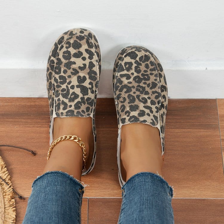 Sportliche Pantoletten-Loafer aus Leoparden-Canvas mit dicker Sohle