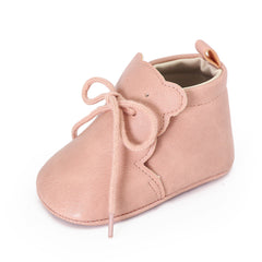 Weiche Mokassins mit Schnürsenkeln und Bärchen-Lasche für Babys, Rosa