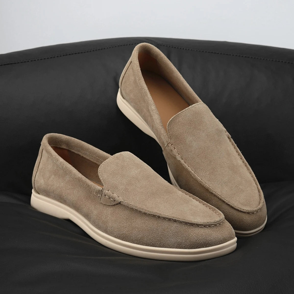 Weiche Herren Loafer aus Veloursleder mit heller Sohle in Camel, Ansicht 6