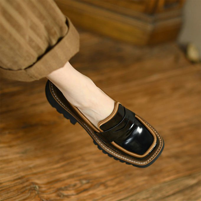 Zweifarbige Lackoptik-Loafer mit dicker Sohle