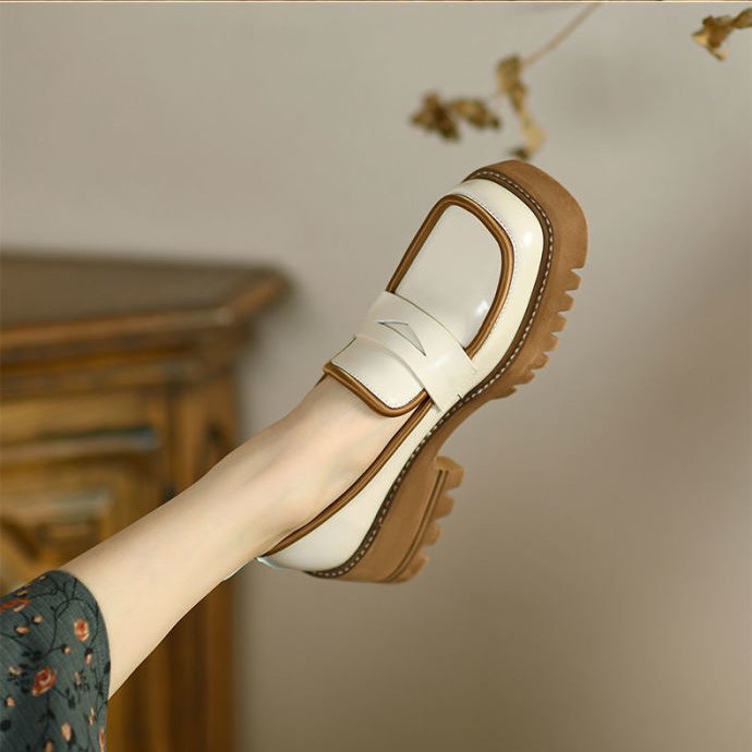Zweifarbige Lackoptik-Loafer mit dicker Sohle