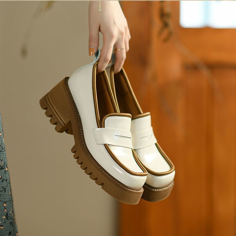 Zweifarbige Lackoptik-Loafer mit dicker Sohle