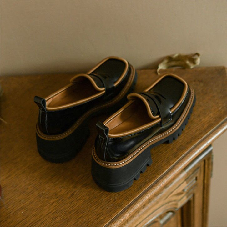 Zweifarbige Lackoptik-Loafer mit dicker Sohle