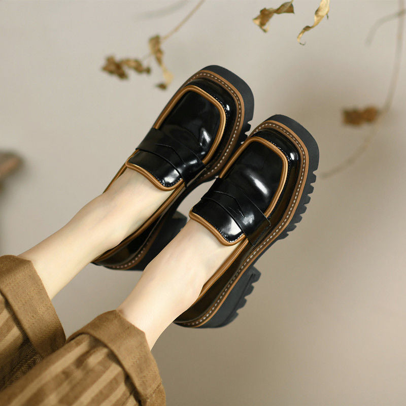 Zweifarbige Lackoptik-Loafer mit dicker Sohle