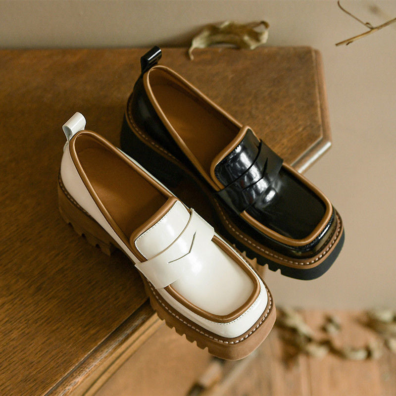 Zweifarbige Lackoptik-Loafer mit dicker Sohle