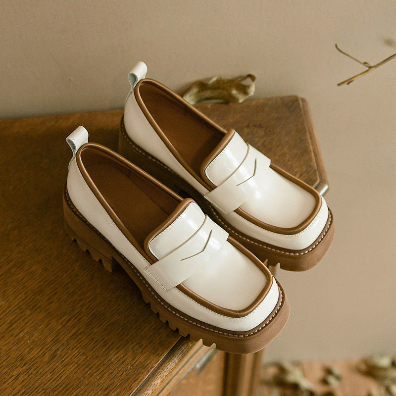 Zweifarbige Lackoptik-Loafer mit dicker Sohle