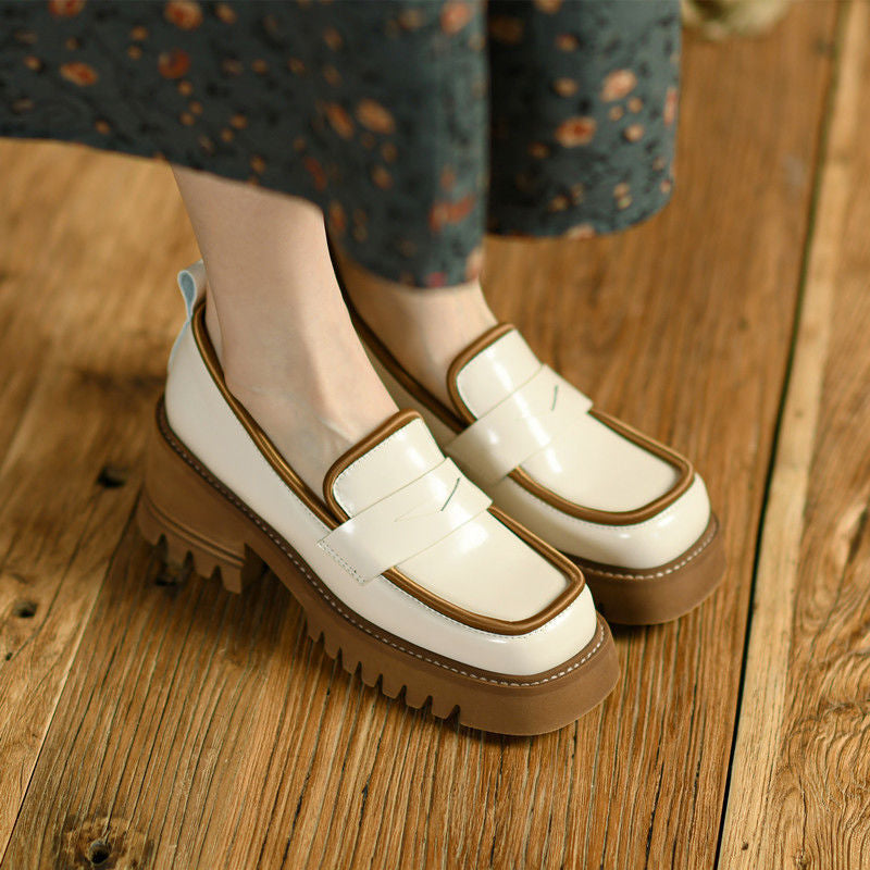 Zweifarbige Lackoptik-Loafer mit dicker Sohle