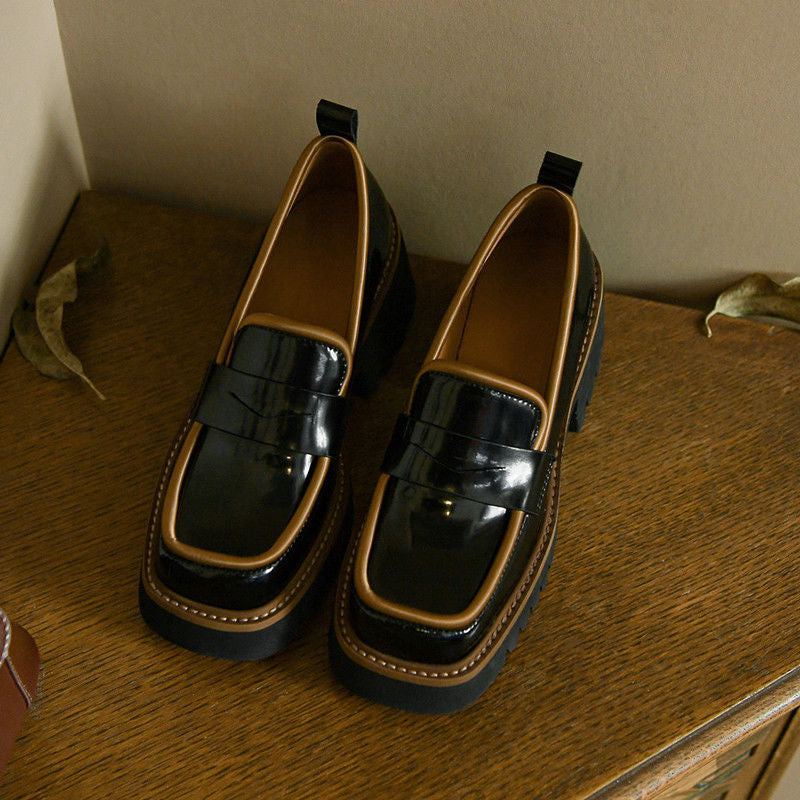 Zweifarbige Lackoptik-Loafer mit dicker Sohle