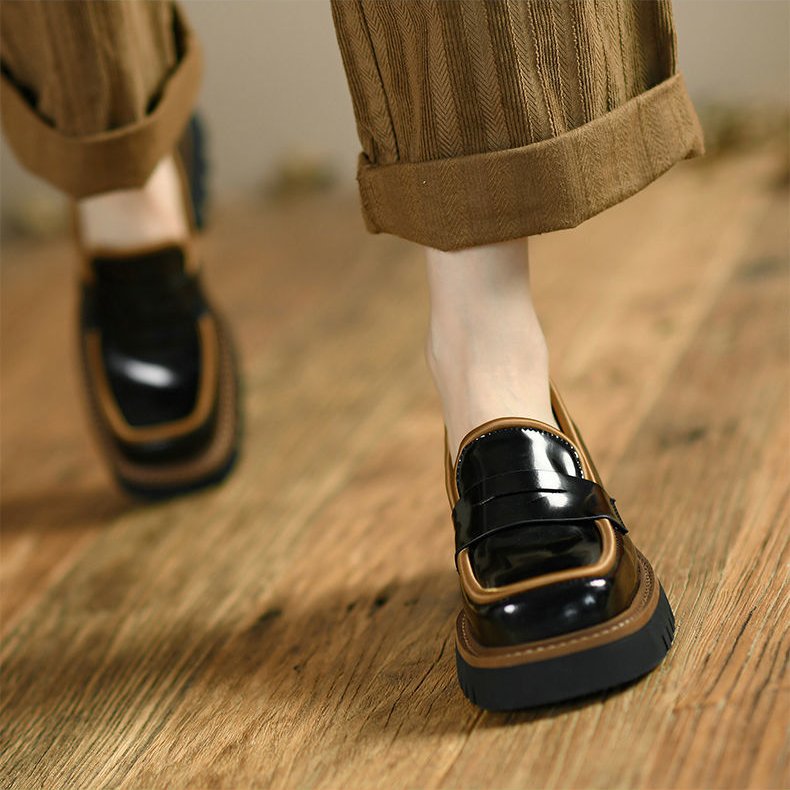Zweifarbige Lackoptik-Loafer mit dicker Sohle