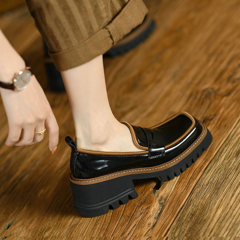 Zweifarbige Lackoptik-Loafer mit dicker Sohle
