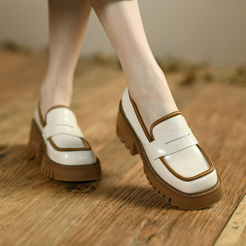 Zweifarbige Lackoptik-Loafer mit dicker Sohle