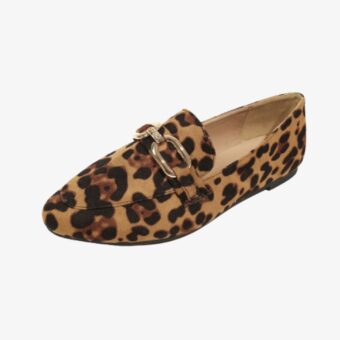 Auf hellem Hintergrund ein im Profil ausgestellter Mokassin mit abgerundeter quadratischer Spitze aus Kunstsamt mit Leopardenprint und metallisch-goldenen Schnallen an der Oberseite. Die Außensohle ist flach und schwarz.