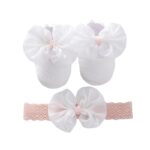 weißer Mokassin für Babys aus Baumwolle mit einer hübschen Schleife oben und einem passenden Haarreif