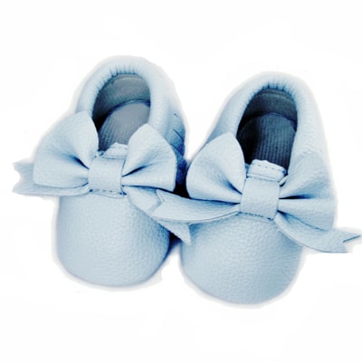 hübscher kleiner blauer Mokassin aus Kunstleder für Babys mit einer kleinen Schleife an der Oberseite