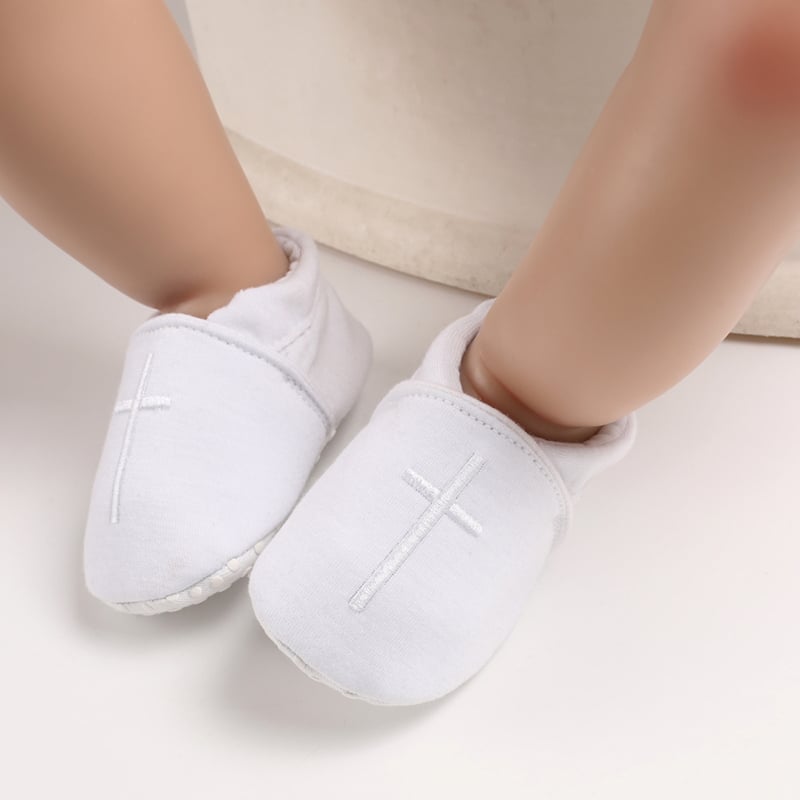 Weiße Taufpantoffeln für Babys aus Baumwolle mit einem gestickten Kreuz auf der Oberseite
