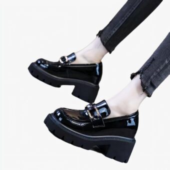 Lackmokassins mit Absätzen und dicker Sohle