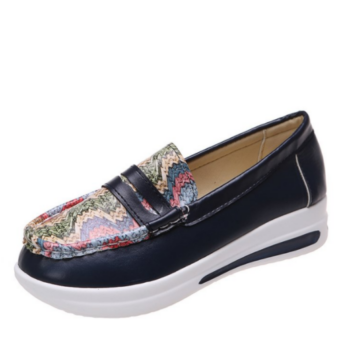 Mokassins mit Keilabsatz im Stil von Sneakers mit glänzenden Details