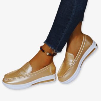 Foto von Mokassins mit Keilabsatz im Stil von Sneakers goldfarben glänzend