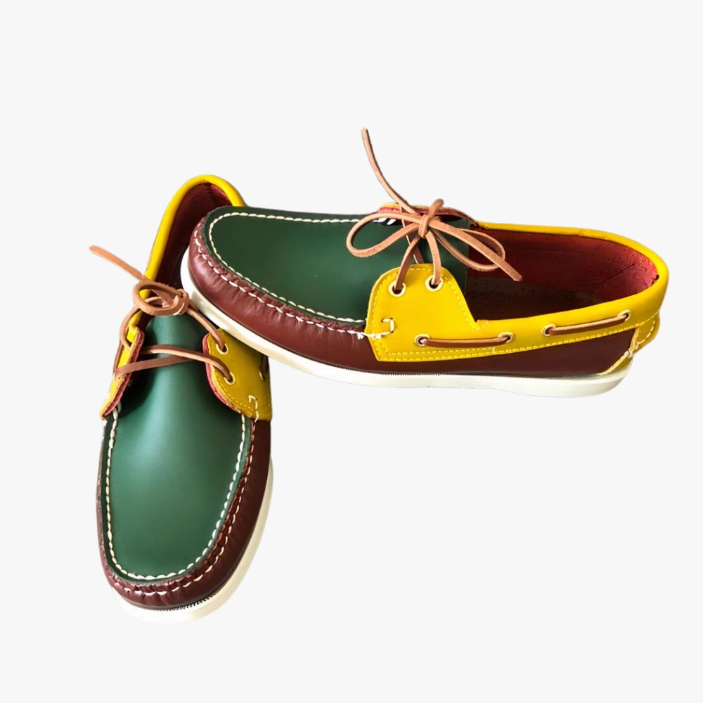 Gelbgrüne und braune Mokassins auf einem grauen Sofa