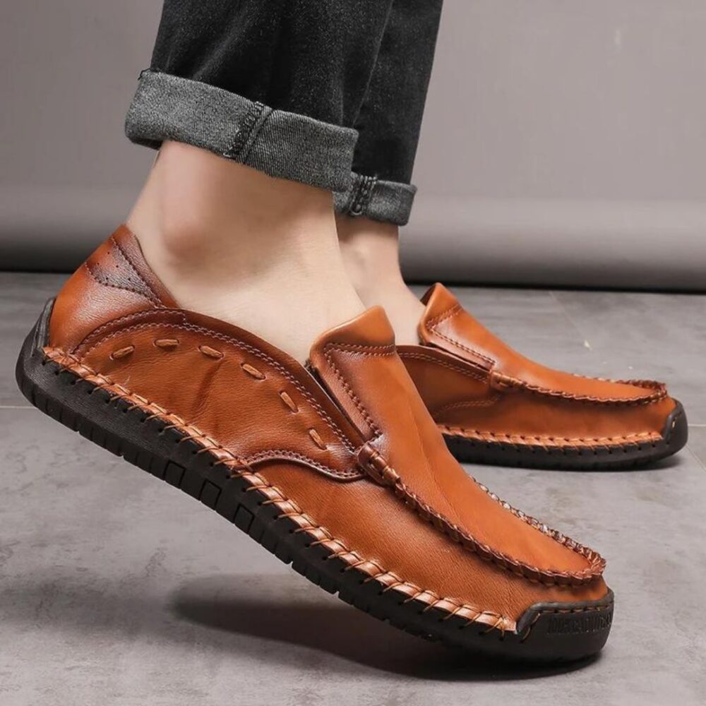 on voit les pieds d'un homme qui porte des mocassins souples ne cuir véritable pour homme de couleur camel