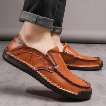 on voit les pieds d'un homme qui porte des mocassins souples ne cuir véritable pour homme de couleur camel