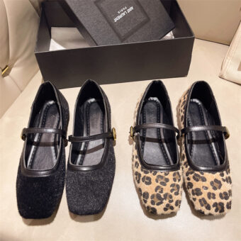 Mocassin style ballerine plate avec boucle sur le dessus