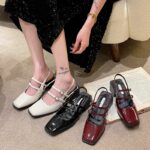 Mocassin style ballerine vernis avec deux boucles sur le dessus du pieds et une boucle au talon