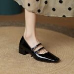 Mocassin ballerine avec deux boucles sur le dessus du pied et un petit talon carré