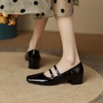 Mocassin ballerine avec deux boucles sur le dessus du pied et un petit talon carré