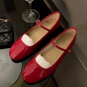 Ballerina-Mokassin aus Lack mit runder Spitze