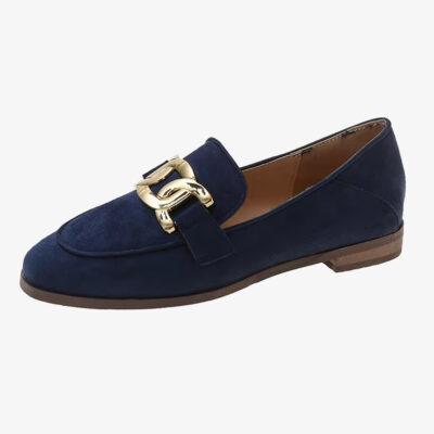 Ein marineblauer Vintage-Loafer mit Schnalle für Damen auf weißem Hintergrund