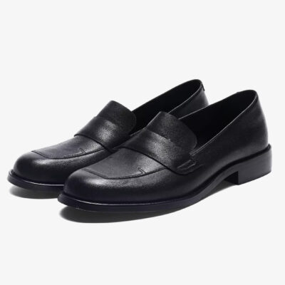 Paar klassischer, eleganter Mokassins aus schwarzem Leder für Damen